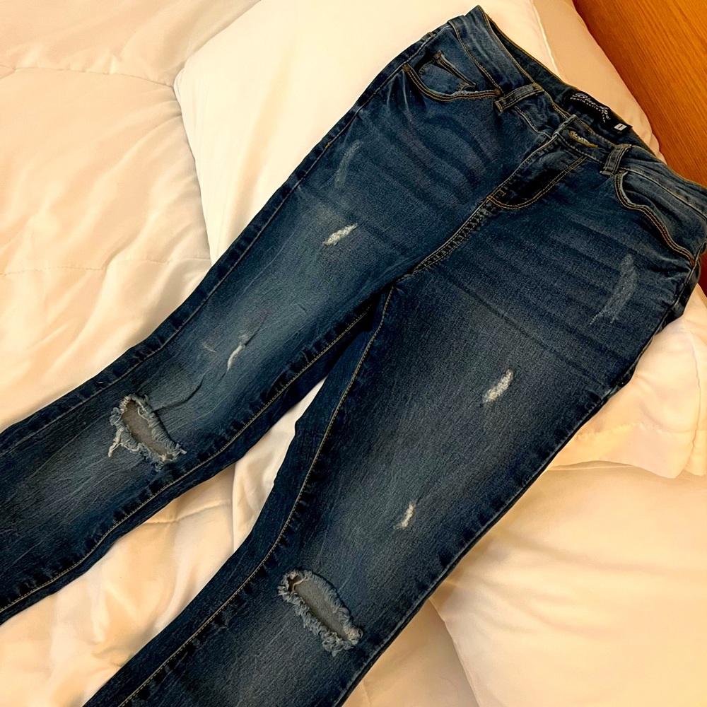 Skinny jeans with holes.